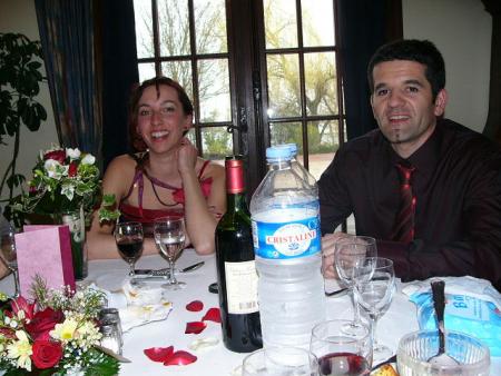 y a toujours des bouteilles sur la table !!