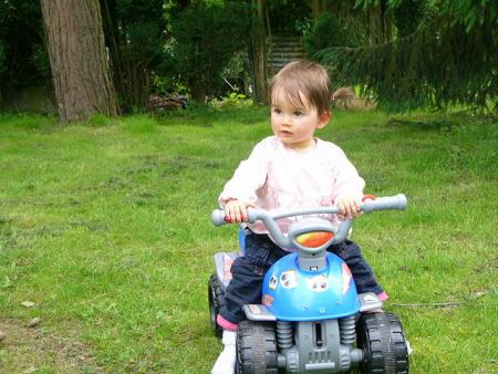 En pleine foret sur la piste des lions, une quadeuse....