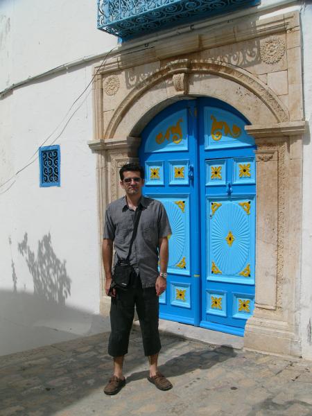 Devant une des nombreuses portes bleues de Sidi Bousaid