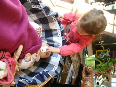 Paloma joue a la poupee